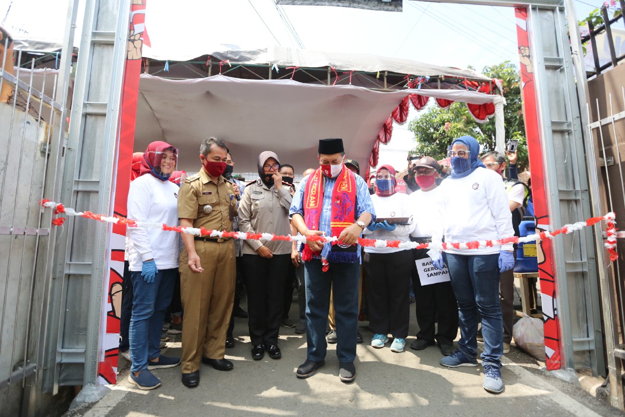 Walikota Bandung saat meresmikan Lembur Tohaga Lodaya se-Kecamatan Batununggal di gang pelita IV RW 02 Kelurahan Cibangkong Kecamatan Batununggal, Selasa (18/7/2020).