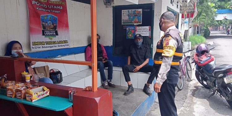 Bhabinkamtibmas Aiptu Mozes, sambangi Lembur Tohaga Lodaya di Jl. Parakan Indah I, Kelurahan Batununggal Kecamatan Bandung Kidul, Rabu (21/10/2020)