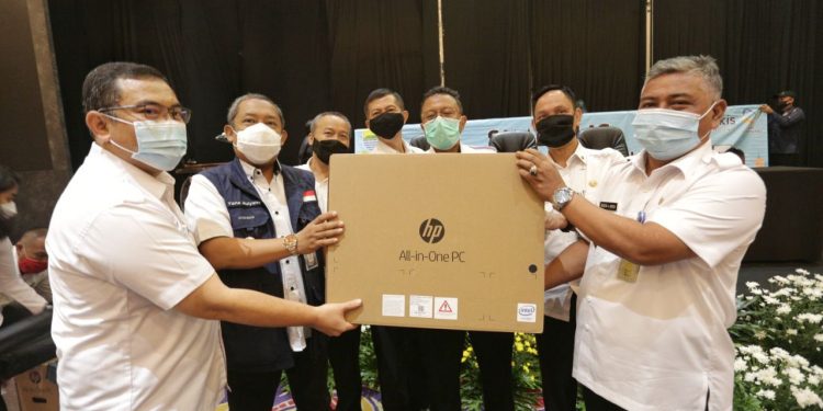 Wakil Wali Kota Bandung, Yana Mulyana & Kadinsosnangkis Kota Bandung, Dr. Tono Rusdiantono saat acara Bimtek SDM SLRT, Rabu (14/10/2020)