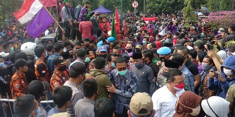 Bupati Ciamis, H. Herdiat Sunarya ditengah lautan masa pendemo Omnibus Law