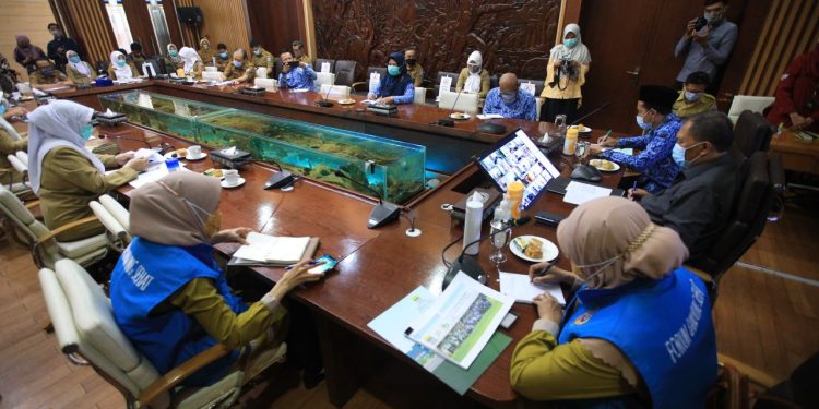 saat kunjungan pembinaan kota sehat oleh Pemerintah Provinsi Jawa Barat di Balai Kota Bandung, Senin (19/10/2020)