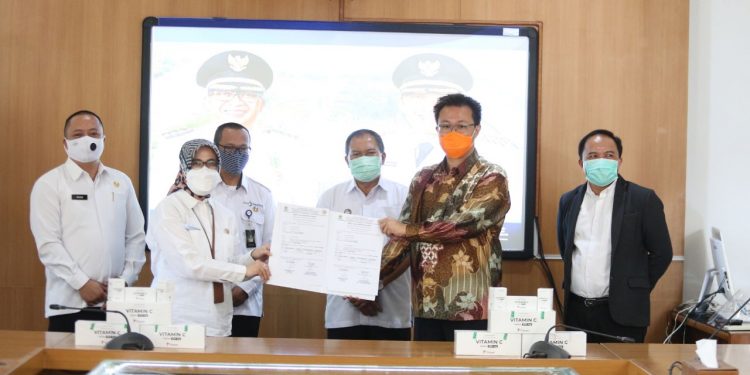 Wali Kota Bandung Oded M. Danial menerima bantuan logistik dari PT. Triman Pharmaceutical Industry di Pendopo Kota Bandung, Rabu (7/10/2020).