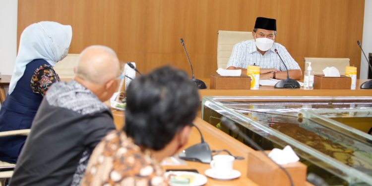 Wali Kota Bandung, Oded M. Danial saat menerima silaturahim Kadamas dan Keluarga Pahlawan Nasional Raden Dewi Sartika