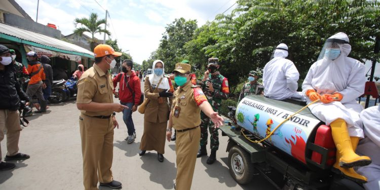Ketua Harian Gugus Tugas Penanganan Covid 19 Kota Bandung, Ema Sumarna, meninjau RW 03 Kelurahan Sukaraja, Kecamatan Cicendo, yang bersiap melaksanakan PSBRT