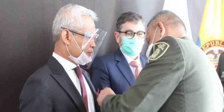 Mayor Jenderal Jorge Luis Ramirez, menyematkan medali Mayor Wilson Quintero kepada Priyo Iswanto, Rabu (21/10/2020)