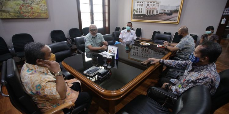 Wakil Wali Kota Bandung, Yana Mulyana saat menerima Kepala BNN Provinsi Jawa Barat dan Kepala BNN Kota Bandung di Balai Kota Bandung, Jumat (16/10/2020).