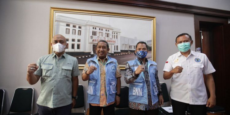 Kepala BNN Provinsi Jawa Barat, Sufyan Syarif, bersama Wakil Wali Kota Bandung, Yana Mulyana dan Kepala BNN Kota Bandung di Balai Kota Bandung, Jumat (16/10/2020)