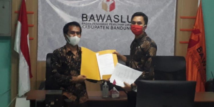 Tim Dahsyat Laporkan Dugaan Pelanggaran Kampanye Paslon No 1 dan 3 ke Bawaslu (foto:ist)