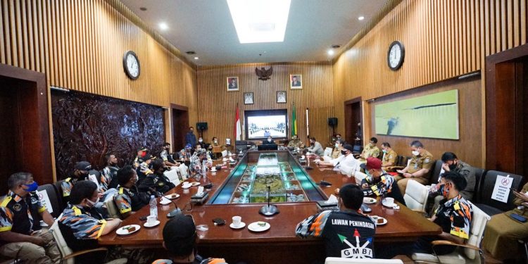Wali Kota Bandung, Oded M Danial menerima aspirasi GMBI terkait omnibus law