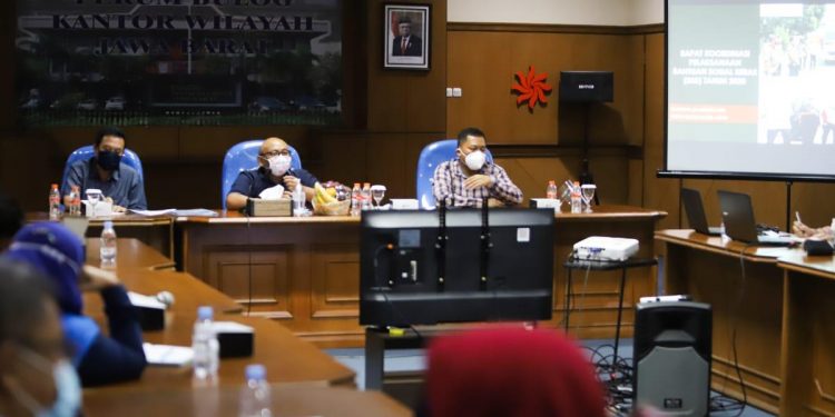 Direktur Jenderal Pemberdayaan Sosial Edi Suharto memimpin rapat progress penyaluran BSB wilayah Jawa Barat. (foto:ist)