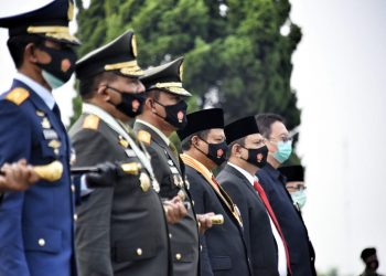 Wakil Gubernur Jawa Barat Uu Ruzhanul Ulum menghadiri Ziarah Nasional dalam rangka Peringatan HUT ke-75 TNI Tahun 2020 di Taman Makam Pahlawan Cikutra, Kota Bandung, Jumat (2/10). (Foto:ist)