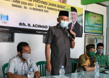 Wakil Ketua DPRD Provinsi Jawa Barat. drh. Ahmad Ru’yat, M.Si. (Berdiri) : Pembangunan Di Jawa Barat Jangan Hanya Di Pusat-Pusat Kota