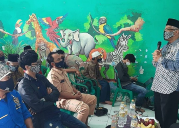 wakil Ketua Komisi V Abdul Hadi Widjaya (berdiri)