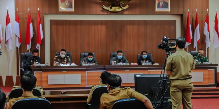 Bupati Ciamis Herdiat Sunarya saat rakor pembahasan persiapan Pilkades Serentak di Aula Sekretariat Daerah kabupaten Ciamis, Senin (16/11/2020).