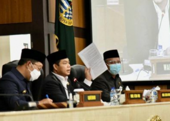 Wakil Ketua DPRD Jabar Oleh Soleh (tengah) saat memimpin Rapat Paripurna DPRD Jabar
