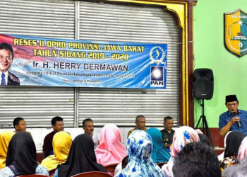 Anggota DPRD Jabar Ir. Herry Dermawan (berkopiah berdiri) bersama masyarakat di daerah pemilihannya