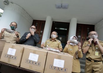 Serah Terima Masker Kain Produk UMKM Binaan Pemprov Jabar, di Balai Kota Bandung, Senin (23/11/2020)