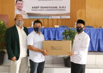 Asep Suherman Anggota DPRD Provinsi Jawa Barat dari Kabupaten Cianjur (tengah)