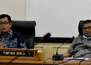 Sekretaris Komisi I DPRD Provinsi Jawa Barat, Sadar Muslihat (Kanan) bersama Ketua Bawaslu Jabar (kiri)