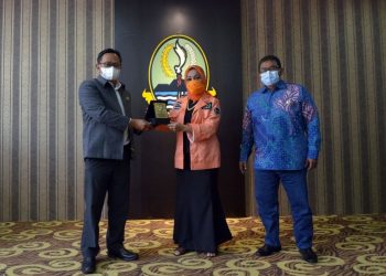Ketua Komisi I DPRD Provinsi Jawa Barat Bedi Budiman (kiri), bersama anggota DPD RI asal Daerah pemilihan Jawa Barat Dra. Ir. Hj. Eni Sumarni, M.Kes (tengah) dan Sadar Muslihat Sekretaris Komisi I DPRD Jabar Selasa (24/11/2020)