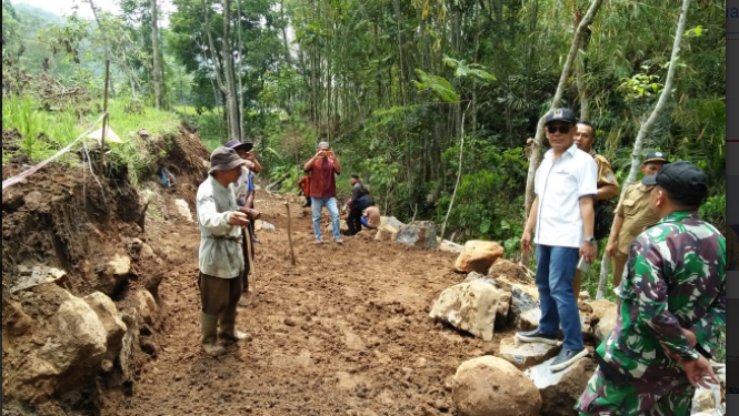 Ir. Herry Dermawan saat melaksanakan reses di daerah pemilihannya (kemeja putih berkacamata/poto : Istimewa)