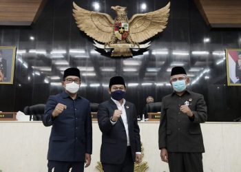 Pimpinan Rapat Paripurna DPRD Jabar Bersama Gubernur Jabar Usai penandatanganan kesepakatan Raperda APBD menjadi Perda
