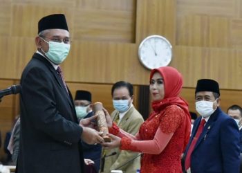 Wakil Ketua DPRD Jabar Ahmad Ru'Yat menyerahkan SK Penetapan Weni Dewi Apriliani sebagai Anggota DPRD Jabar, Senin (23/11)