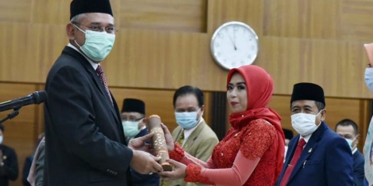 Wakil Ketua DPRD Jabar Ahmad Ru'Yat menyerahkan SK Penetapan Weni Dewi Apriliani sebagai Anggota DPRD Jabar, Senin (23/11)