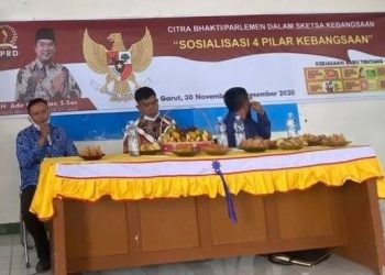 Anggota DPRD Provinsi Jawa Barat H. Ade Ginanjar (tengah)