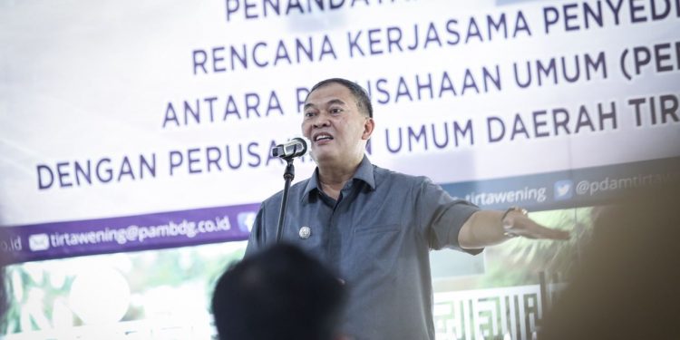 Wali Kota Bandung, Oded M. Danial, saat acara penandatanganan kerja sama dengan Perum Jasa Tirta II, di Kantor PDAM Tirtawening, Selasa (2/12/2020)