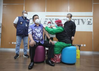 Sekretaris Daerah Kota Bandung, Ema Sumarna disuntik vaksin
