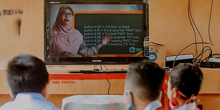 Siswa SD di Kota Bandung sedang mengikuti mata pelajaran melalui penanyangan PJJ di kanal tv Bandung132 hasil inovasi penggabungan teknologi broadcast dan internet oleh IBB-TV di salah satu kantor RW saat uji coba akhir Oktober 2020 lalu.