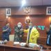 Ketua Umum PWI Pusat Atal Sembiring Depari, menerima bantuan Jacket APD