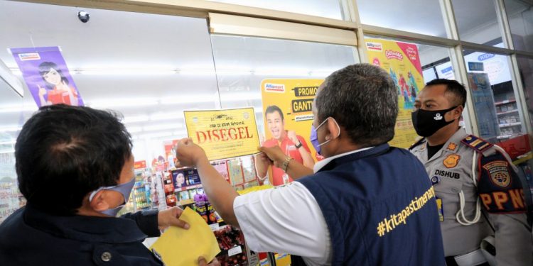 Wakil Wali Kota Bandung, Yana Mulyana saat menyegel Mini Market