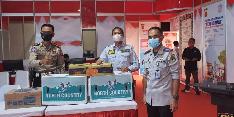 Kepala Dinas Pariwisata dan Kebudayaan Provinsi Jawa Barat Dedi Taufik, melakukan pemantauan ke beberapa destinasi wisata di Purwakarta, Karawang, Cianjur dan Kota Sukabumi, Sabtu, (2/1).  (foto:ist)