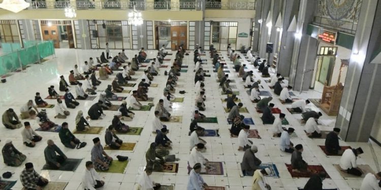 Gubernur Jawa Barat (Jabar) Ridwan Kamil menggelar Subuh Berjamaah Keliling atau Subling dengan tetap menerapkan protokol kesehatan 3M di Masjid Agung Kabupaten Garut, Minggu (3/1/2021). (Foto: ist)