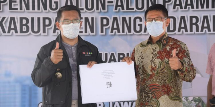 Gubernur Jawa Barat Ridwan Kamil melakukan peninjauan lapangan sekaligus Soft Opening Alun-alun Paamprokan di Jalan Pamugaran, Kabupaten Pangandaran, Minggu (24/1). (Foto: Humas Jabar)