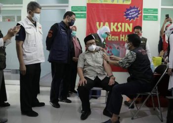 Penyuntikan perdana vaksin Covid-19, di Puskesmas Kersanagara,  Kota Tasikmalaya, Jumat, (29/01/2021)