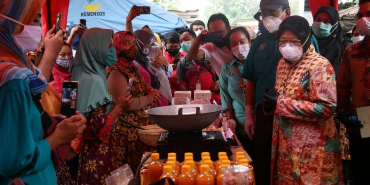 Menteri Sosial RI Tri Rismaharini didampingi Dirjen Rehsos Harry Hikmat blusukan di Mojokerto (foto;ist)