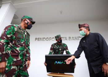 Wali Kota Bandung, Oded M Danial saat menerima bantuan Blower UVC dari Kepala Bengpuspal Puspalad, Kolonel CPL Octovianus Oscar, di Pendopo Kota Bandung, Kamis (18/2/2021)