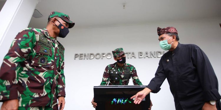Wali Kota Bandung, Oded M Danial saat menerima bantuan Blower UVC dari Kepala Bengpuspal Puspalad, Kolonel CPL Octovianus Oscar, di Pendopo Kota Bandung, Kamis (18/2/2021)