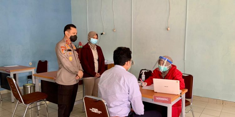 Kasespim Polri Irjen Pol Rokhmad Sunanto, Tinjau Pelaksanaan Vaksinasi Sinovac Tahap 1, di klinik kesehatan Sespim Lemdiklat Polri, Senin (1/2/2021)