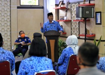 Ketua Harian Gugus Tugas Penanganan Covid-19, Ema Sumarna, saat meninjau Kecamatan Lengkong, Rabu (17/2/2021).