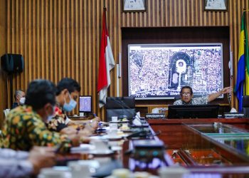 Wakil Wali Kota Bandung, Yana Mulyana saat memimpin rakor pembahasan penanganan PKL sekitar Tegalega Bandung, bersama OPD terkait di Balaikota, Jumat (26/2/2021)