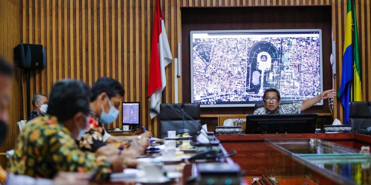 Wakil Wali Kota Bandung, Yana Mulyana saat memimpin rakor pembahasan penanganan PKL sekitar Tegalega Bandung, bersama OPD terkait di Balaikota, Jumat (26/2/2021)