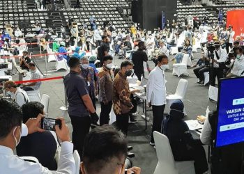 Presiden Jokowi Menyaksikan vaksinasi Covid-19 bagi insan pers di Hall A Basket Gelora Bung Karno, Senayan, Jakarta Pusat, Kamis (25/2/2021)