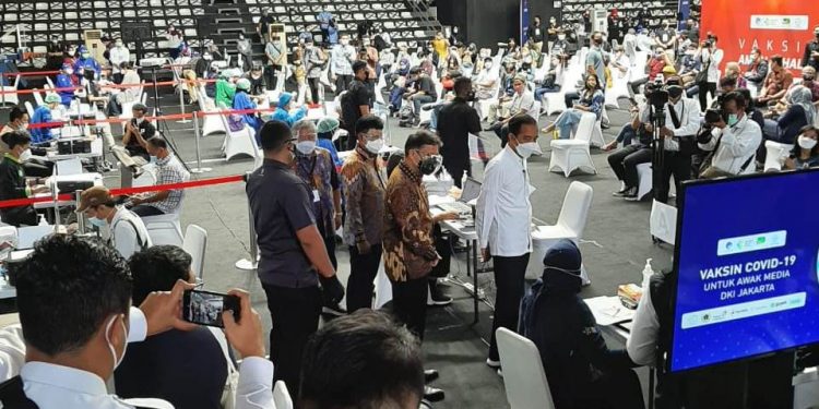 Presiden Jokowi Menyaksikan vaksinasi Covid-19 bagi insan pers di Hall A Basket Gelora Bung Karno, Senayan, Jakarta Pusat, Kamis (25/2/2021)