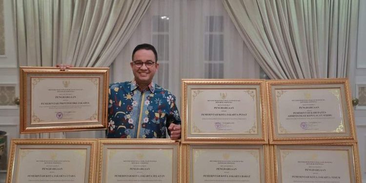 Gubernur DKI Jakarta Anies Baswedan memperlihatkan penghargaan Kota dan Kabupaten Peduli Hak Asasi Manusia (HAM) dari Kementerian Hukum dan HAM Republik Indonesia. (foto: Facebook Anies Baswedan)