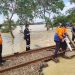 Petugas Memperbaiki Rel Yang Tergenang Air akibat banjir (foto:ist)