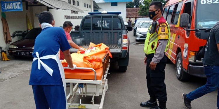 Jenazah korban dibawa ke RSUD dr Soekardjo untuk dilakukan pemeriksaan, Rabu (17/2/2021)